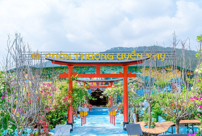 Cổng trời sống động ở Vườn Thượng Uyển Bay Đà Lạt. Cổng trời sống động ở Vườn Thượng Uyển Bay Đà Lạt.